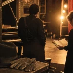 ni brel ni barbara avignon, scène de théâtre, gants et carnet